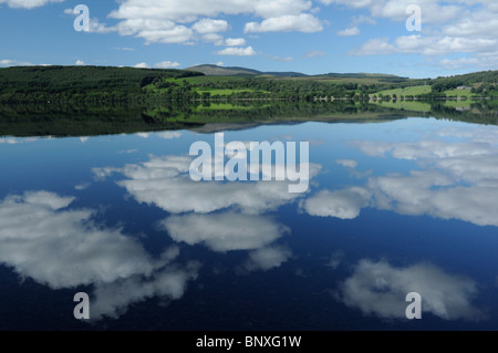 Réflexions Cloud dans Loch Rannoch, Perthshire, Écosse, Royaume-Uni Banque D'Images