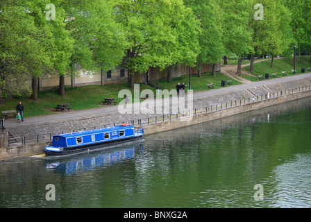 Bateau étroit sur la rivière Avon près de Pont Pulteney BATH Royaume-Uni Banque D'Images