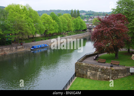 Bateau étroit sur la rivière Avon près de Pont Pulteney BATH Royaume-Uni Banque D'Images