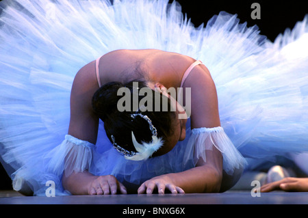 Mitsuko Inao Ballet School de répétition sur la scène du hall de Biwako Otsu au Japon Banque D'Images