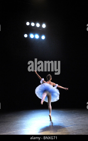 Mitsuko Inao Ballet School de répétition sur la scène du hall de Biwako Otsu au Japon Banque D'Images