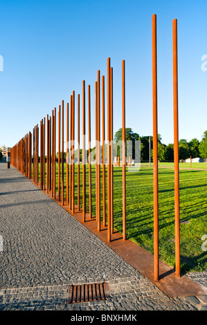 Marquant le tracé du mur au Mémorial du Mur de Berlin dans la Bernauer Strasse, Berlin, Allemagne Banque D'Images