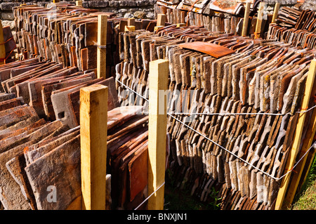 Recyclage de piles de vieux toits, argile rouge - France. Banque D'Images