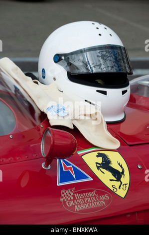 Casque sur Ferrari Dino 246 capot de voiture de course, 2010 Silverstone Classic, UK Banque D'Images