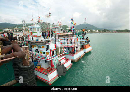 Vue arrière des bateaux de pêche thaïlandais amarré à NaThon sur Koh Samui Thailande sous un ciel d'orage Banque D'Images