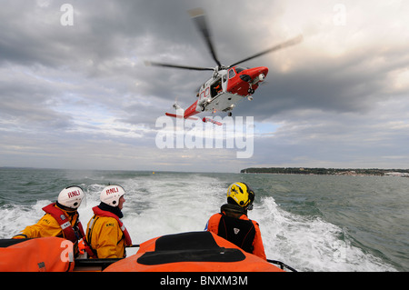 Les garde-côtes Solent Agusta Westland AW 139 vols en hélicoptère un blessé Banque D'Images