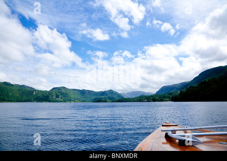 Proue d'un lancement / Ferry sur Derwent Water, Lake District, Cumbria, Royaume-Uni Banque D'Images