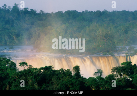 Le Parc National des chutes d'Iguacu, Brésil Parana, téléobjectif : Vue du côté brésilien Banque D'Images