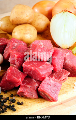 Les ingrédients crus préparés pour un pot chaud Lancashire traditionnelle Recette Ragoût de boeuf Banque D'Images