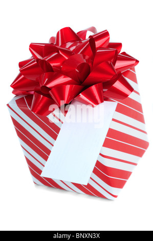 Cadeaux de Noël rouge à rayures enveloppé dans du papier d'emballage, isolé sur un fond blanc avec l'exemplaire de l'espace sur une carte-cadeau Banque D'Images