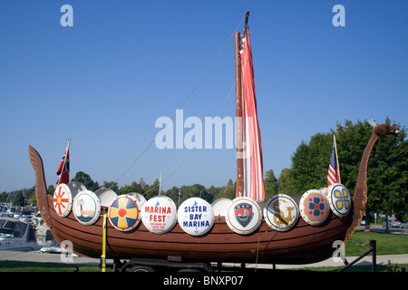 Une réplique de navire viking accoste à Sister Bay, Wisconsin. Le patrimoine scandinave navigue dans cette charmante ville au bord du lac. Banque D'Images