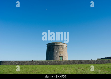 L'époque napoléonienne défensive Martello Tower sur l'Île Rouge à la ville balnéaire de Skerries, le nord du comté de Dublin, Irlande Banque D'Images