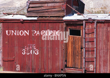 Ancienne Union Pacific rail car dans la ville fantôme de rhyolite, Nevada, USA. Banque D'Images