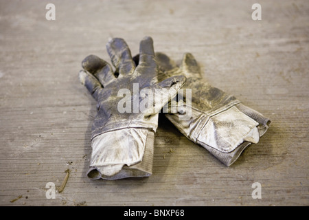 Paire de gants de travail usées Banque D'Images