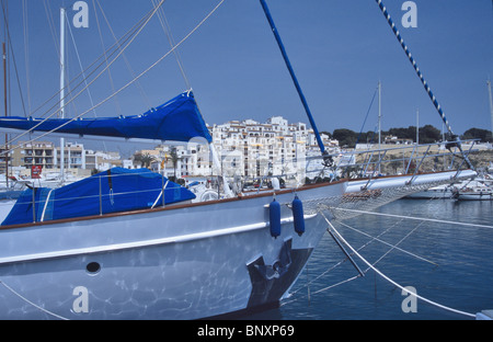 Bateau au mouillage à Moraira Marina avec pueblo en arrière-plan Banque D'Images