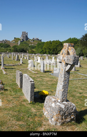 Une vue sur château de Corfe, Dorset, UK à partir d'un cimetière dans le lointain village de Corfe Castle, Dorset, UK. Banque D'Images