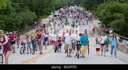 Quatrième de juillet parade dans Barton Hills community à Austin, Texas, USA, attire des centaines de célébrants patriotique. Banque D'Images