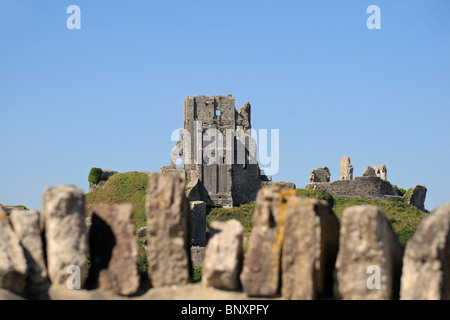 Une vue sur l'(floue) haut d'un mur en pierre sèche vers la tour principale du château de Corfe, Dorset, UK. Banque D'Images