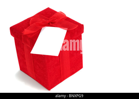 Boîte cadeau rouge avec une carte blanche à blanc prêt pour votre message Banque D'Images