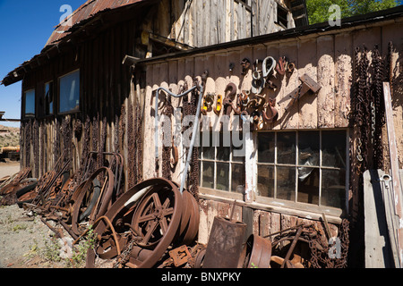 Don Robertson's Gold Mine King ville fantôme et antique auto cour. Vieux outils et parties de machines. Banque D'Images