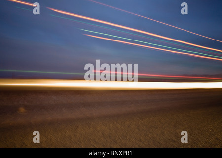 Des sentiers de lumière le long de la route Banque D'Images