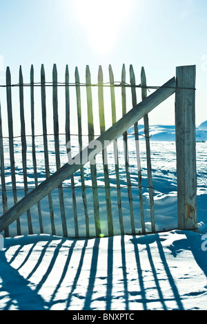 Clôture en bois dans paysage de neige Banque D'Images