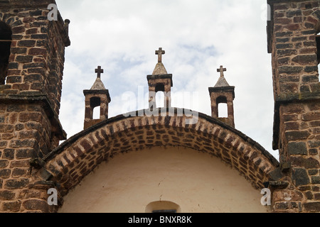 Voir d'un peu près de l'Église coloniale de Raqchi ruines dans Cusco, Pérou. Banque D'Images