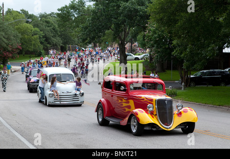 Quatrième de juillet parade dans Barton Hills community à Austin, Texas, USA, attire des centaines de célébrants patriotique. Banque D'Images