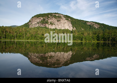 Reflet de White Horse Ledge dans Echo Lake de Echo Lake State Park à North Conway, New Hampshire, USA Banque D'Images