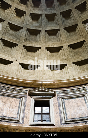 L'Italie, Rome, dôme de Panthéon, low angle view Banque D'Images