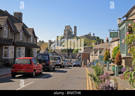 Une vue vers le bas de la rue East dans le village de Corfe Castle, Dorset, UK vers Corfe Castle. Banque D'Images