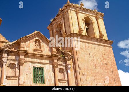 Vue sur l'église Saint Jacques de Pupuja à Puno, Pérou. Banque D'Images