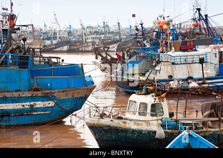 Port de pêche d'Essaouira avec bateaux amarrés, côte Atlantique, Maroc Banque D'Images