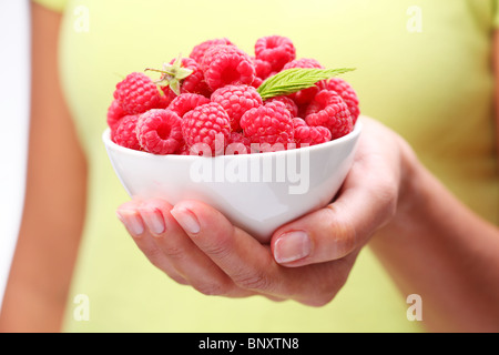 De la vaisselle avec des framboises dans la femme. Banque D'Images