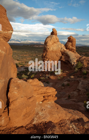 Formations rocheuses près de tourelle Arch dans Arches National Park près de Moab dans l'Utah avec des monts enneigés des Montagnes La Sal dans la distance Banque D'Images