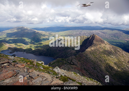 Vue depuis le mont Snowdon, sommet du Parc National de Snowdonia, le Nord du Pays de Galles, Royaume-Uni Banque D'Images