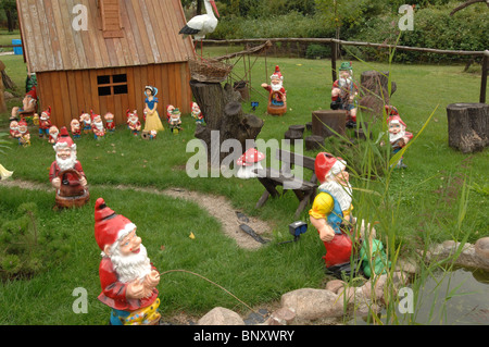 Les nains de jardin dans un parc de Nowa Sol, en Pologne. Banque D'Images