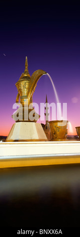 Vue panoramique tourné de coffee pot rond-point distinctif à Fujairah ville au crépuscule, Fujairah, Émirats arabes unis. Banque D'Images