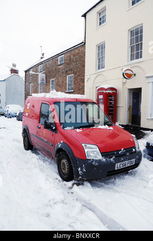 Un poste de la Royal Mail van à l'extérieur d'un bureau de poste de village dans la neige. Wrington, Somerset, Angleterre. Banque D'Images