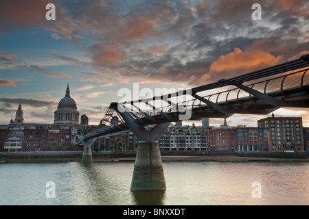 Millenium Bridge sur la Tamise à la direction St Paul's Cathédrale, Londres, Royaume-Uni Banque D'Images