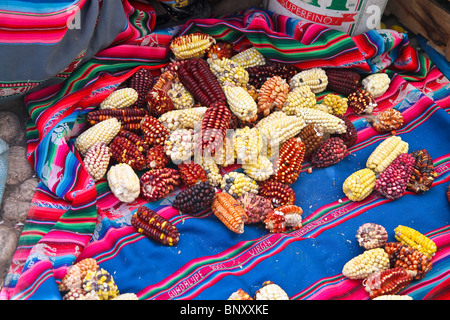 Avis de nombreux différents types de maïs dans le marché de Pisac, près de Cusco, Pérou. Banque D'Images