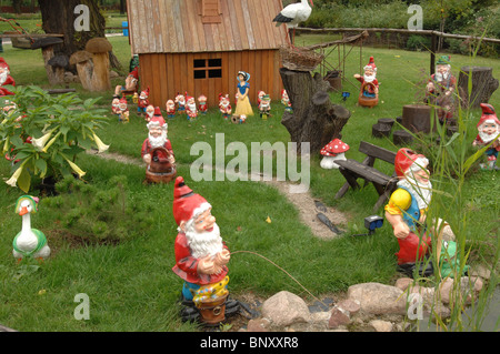 Les nains de jardin dans un parc de Nowa Sol, en Pologne. Banque D'Images