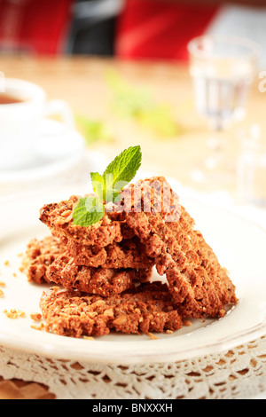 Pile de cookies noix cuites sur une plaque Banque D'Images