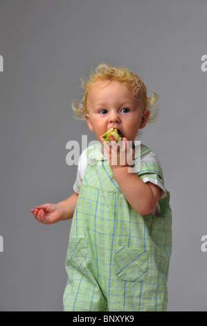 Peu de jeune garçon portrait, garçon, manger, naturel, Banque D'Images