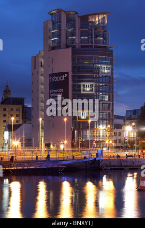 Le bateau bloc d'appartement et des bureaux commerciaux sur la rivière Lagan de nuit le centre-ville de Belfast en Irlande du Nord uk Banque D'Images