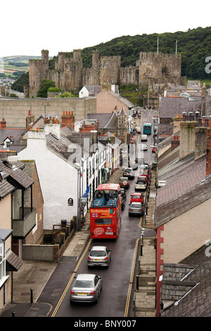 Open top bus touristiques sur Castle Street, Château de Conwy, au nord du Pays de Galles, Royaume-Uni Banque D'Images