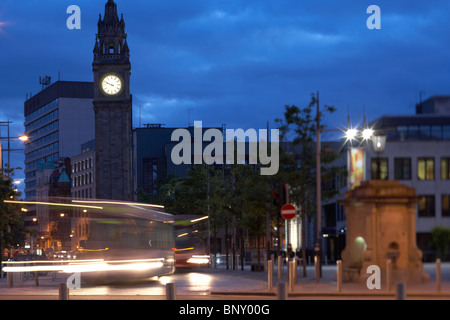 La albert réveil dans custom house square Belfast la nuit d'Irlande Royaume-Uni. Banque D'Images