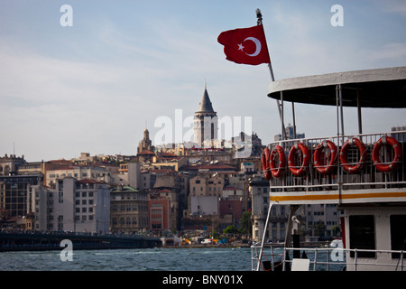 Ferry, Tour de Galata, Istanbul, Turquie Banque D'Images