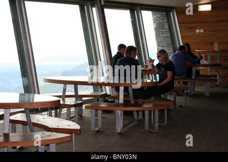 Les gens boivent au sommet du Mont Snowdon cafe, Parc National de Snowdonia, le Nord du Pays de Galles, Royaume-Uni Banque D'Images