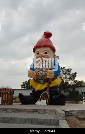 Statuaire statue Gnome Goant faites de fibre de verre sur l'écran de Nowa Sol le parc populaire en Pologne. Banque D'Images